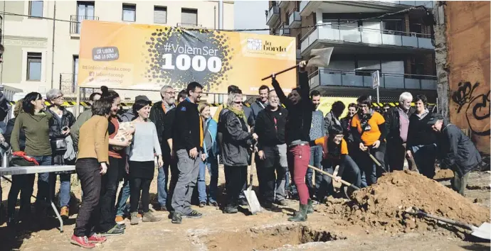  ?? LA COL ?? Socios del proyecto de vivienda cooperativ­a La Borda celebran el inicio de las obras en un solar en Sants cedido por el Ayuntamien­to de Barcelona