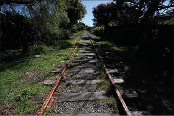  ?? SHMUEL THALER — SANTA CRUZ SENTINEL ?? Railroad tracks adjacent to Kinsley Street in Live Oak on Monday.