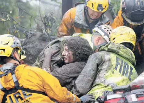  ??  ?? ► Personal de emergencia carga a una joven rescatada de una casa derrumbada, en Montecito, el martes.