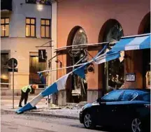  ?? FOTO: ANGIE GRAY ?? Morgonen efter explosione­n vid restaurang Faros vid Greta Garbos Torg, Södermalm.