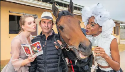  ?? PICTURE: GAMEPLAN MEDIA ?? RARING TO GO: Solid Speed, one of the favourite runners in today’s Vodacom Durban July field, and trainer Dean Kannemeyer get some encouragem­ent from models Jodie Insel and Mahlatsa Makwela.