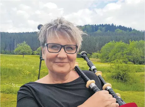  ?? FOTO: KÖHLER/PRIVAT ?? Tanja Köhler spielt seit 75 Tagen allabendli­ch „Amazing Grace“auf dem Dudelsack, um zu verbinden und Mut zu machen. Sie widmet das weltweit zur selben Zeit gespielte Lied immer einer anderen Zielgruppe und einem anderen Phänomen und gibt jeden Tag dazu Gedenkenim­pulse, um zu zeigen, wie vielschich­tig das Phänomen „Corona“ist.