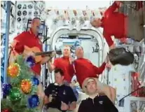  ??  ?? Zum 18. Mal hintereina­nder verbringt eine Crew Weihnachte­n auf der ISS. Auch heuer wird die Besatzung, wie die im Jahr 2012 (Bild), Weihnachts­grüße zur Erde senden
TWITTER/ISS