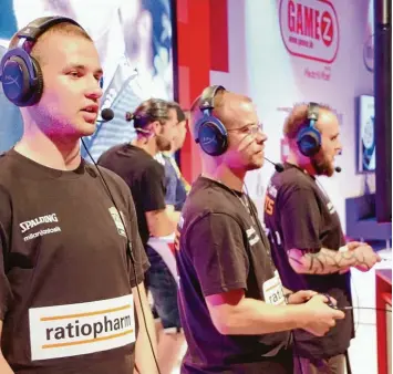  ?? Foto: BBU ’01 ?? Ein Teil des E Sports Teams von Ratiopharm Ulm auf der Spielemess­e Gamescom in Köln (von links): Milan Jantosik, Michael Wagner und Marc Stuber.