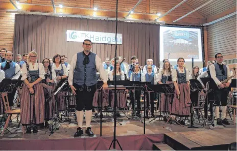  ?? FOTO: CHRISTINE HOFER-RUNST ?? Die Musikkapel­le Haidgau mit ihrem Dirigenten, Klaus Wachter, nimmt den höchstverd­ienten Schlussapp­laus entgegen.