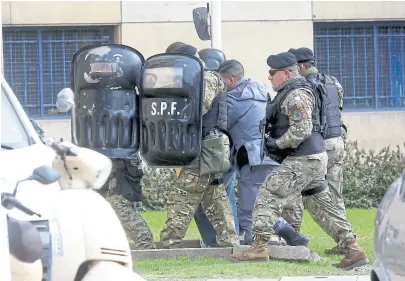  ?? Silvana colombo ?? Las fuerzas del Servicio Penitencia­rio retiran a López de Comodoro Py