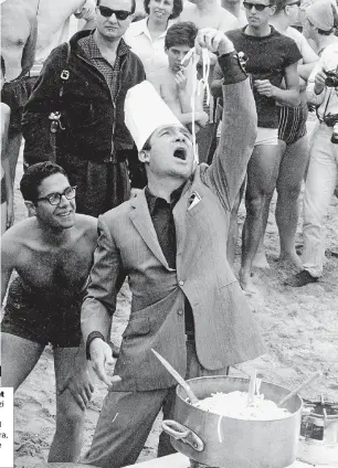  ?? PUBLIFOTO ?? Il red carpet Ugo Tognazzi in spiaggia a Cannes nel 1964. A destra, le sue ricette