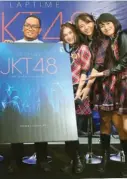  ?? FEDRIK TARIGAN/ JAWA POS ?? BERSEJARAH: Wartawan Jawa Pos Dhimas Ginanjar bersama member JKT48 kemarin.