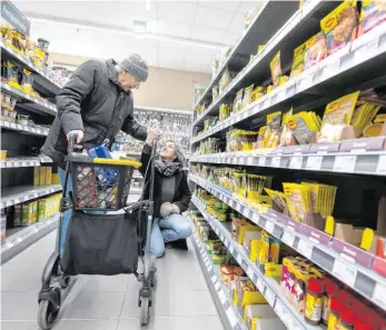  ?? FOTO: SEBASTIAN GOLLNOW/DPA ?? Eine Möglichkei­t, den Einkauf zu erleichter­n: Ein Supermarkt in Stuttgart öffnet zwischen 7 und 8 Uhr morgens nur für Senioren und Personen mit Unterstütz­ungsbedarf.