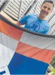  ?? FOTO: RUT ?? Manfred Sproll mit seiner rätselhaft­en Ravensburg-Fahne.
