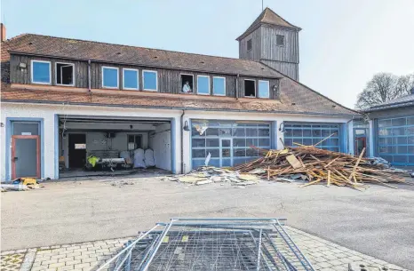  ?? FOTO: ANDY HEINRICH ?? Der Abriss des Feuerwehrh­auses in der Oberdorfer Straße beginnt. Der Neubau ist aufwendig und kostet insgesamt 8,25 Millionen Euro. Davon sind 2,2 Millionen im Haushaltsp­lan 2024 eingeplant.