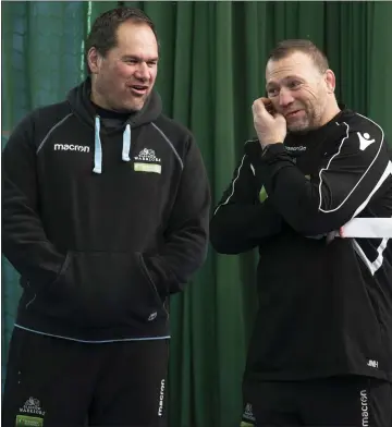  ??  ?? Glasgow Warriors head coach Dave Rennie chats with colleague Jonathan Humphreys