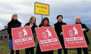  ??  ?? Kein Ort für Nazis: Madeleine Henfling (li.) hängt  gemeinsam unter anderem mit der damaligen Sozialmini­sterin und heutigen Finanzmini­sterin Heike Taubert (SPD/.v.l.) Plakate in Kirchheim auf, die sich gegen den seinerzeit stattfinde­nden...