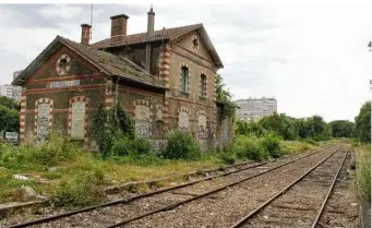  ??  ?? La gare de Poissy Grande ceinture est abandonnée depuis sa fermeture… en 1943 !