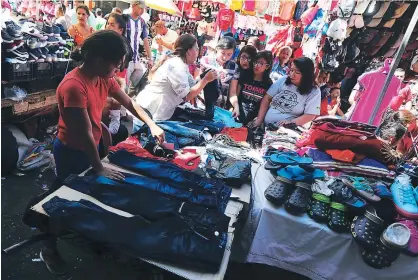  ?? FOTO: JIMMY ARGUETA ?? Algunos capitalino­s acuden a la zona comercial de Comayagüel­a para comprar sus estrenos.