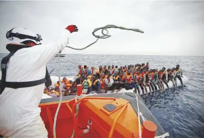  ?? LaPresse ?? In mare La nave dell’ong Moas in azione nel Mediterran­eo; sotto, il procurator­e di Catania Carmelo Zuccaro