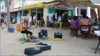  ??  ?? A Ilha Grande, on chante sur la plage, face à la mer, le bonheur…