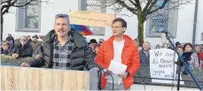  ?? FOTO: BEE ?? Johannes Waltenberg­er (links), der mit Matthias Hermann die Demo initiierte und organisier­te, bekam beim Anblick der Menschenma­ssen „eine Gänsehaut“.