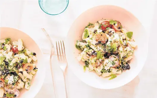  ?? RYAN LIEBE/THE NEW YORK TIMES PHOTOS ?? Cottage cheese pasta with tomatoes, scallions and currants is a riff on an Eastern European dish of homemade egg noodles tossed with butter or sour cream and a curdy white cheese.