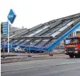  ?? Foto: Henning Kaiser, dpa ?? In Wuppertal knickte das Dach dieser Tankstelle ein.