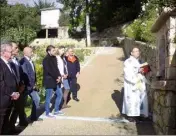  ?? Le père Gibelin a béni l’oratoire dédié à Notre-Dame des Fleurs. (Photo C. J.B.) ??