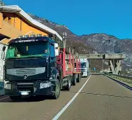  ??  ?? I camion sulla Statale 51 Il traffico pesante continua sull’«Alemagna» ma non fa soste