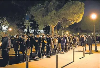  ?? JUAN BARBOSA ?? Los minuciosos controles retrasaron el inicio del concierto de anoche en el Sant Jordi