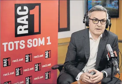  ?? FOTO: MANEL MONTILLA ?? Víctor Font, candidato a la presidenci­a del FC Barcelona, fue entrevista­do ayer por Jordi Basté en El Món a RAC1