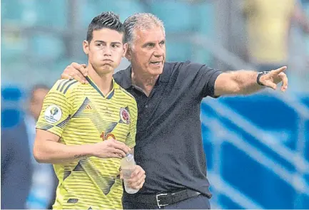  ?? AFP ?? Carlos Queiroz (d) está presto a colaborar con todos los jugadores de la Selección para que lleguen en buen nivel a Eliminator­ias.