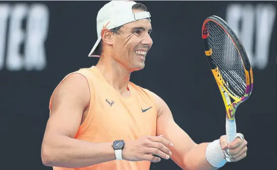  ?? FOTO: GETTY ?? Rafa Nadal, sonriente durante en el entrenamie­nto de ayer en Melbourne. No ha competido en la ATP Cup por unas molestias de espalda, pero va a más y llegará bien al Open