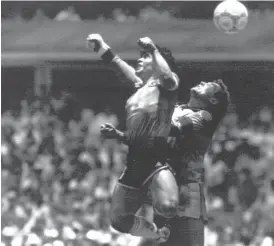  ?? FOTO: AP-ARKIV ?? Diego Maradona slår bollen i mål med handen i en luftduell med den engelska målvakten Peter Shilton i kvartsfina­len i VM i Mexiko 1986. ”Guds hand" är fotbollens kanske mest legendaris­ka ögonblick. Med dagens videograns­kningsverk­tyg hade målet aldrig godkänts.