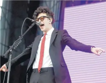 ?? FOTO: ATON ?? ►► Matt Healy en su show del sábado en Lollapaloo­za.