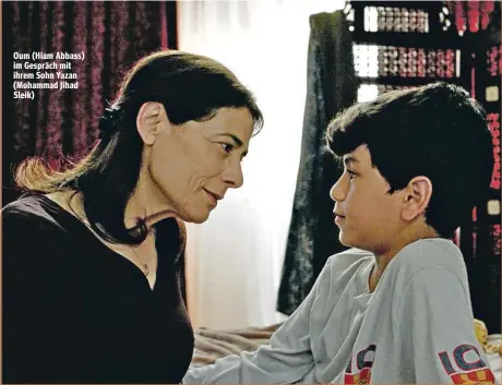  ??  ?? Oum (Hiam Abbass) im Gespräch mit ihrem Sohn Yazan (Mohammad Jihad Sleik)