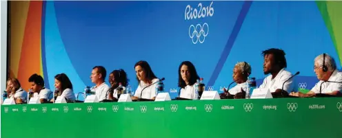  ?? Foto: dpa/Barbara Walton ?? Nach der Ankunft die erste Pressekonf­erenz: Mitglieder des Refugee-Teams in Rio de Janeiro.