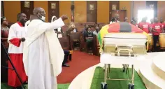  ?? ?? Presiding Priest, Lainos Mukumbuzi, performs funeral rites during a memorial service for national hero Cde Kenneth Manyonda at St Gerard’sParish in Harare yesterday. — Picture: Edward Zvemisha