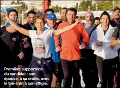  ??  ?? Première supportric­e du candidat : son épouse, à sa droite, avec le tee-shirt à son effigie.