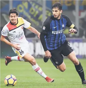  ?? — Gambar AFP ?? PRESTASI HEBAT: Ranocchia (kanan) mengasak pemain Beneventok pada aksi Serie A Itali di Stadium San Siro, Milan Sabtu lepas.