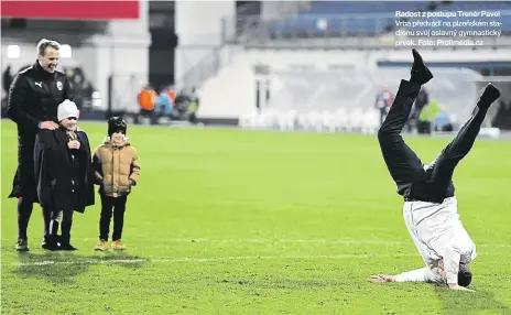  ??  ?? Trenér Pavel Vrba předvádí na plzeňském stadionu svůj oslavný gymnastick­ý prvek. Foto: Profimedia.cz