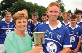  ??  ?? Brian Doran of Oylegate-Glenbrien receives the trophy from Mary Foley.