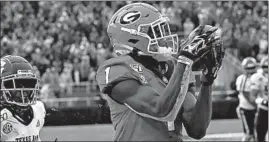  ?? JOSHUA L. JONES/AP ?? Wide receiver George Pickens scores Georgia’s only TD in its victory Saturday.