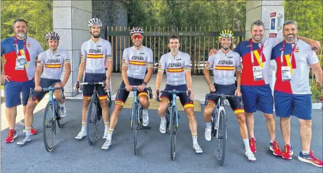  ??  ?? Gorka Izagirre, Jesús Herrada, Omar Fraile, Ion Izagirre y Alejandro Valverde, junto al cuerpo técnico de la Selección en un entrenamie­nto en Tokio.