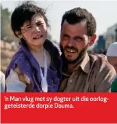  ??  ?? ’n Man vlug met sy dogter uit die oorloggete­isterde dorpie Douma.