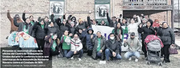  ?? CORTESÍA CENTRO DE TRABAJADOR­ES UNIDOS ?? Personas se reunieron afuera de la oficina del Centro de Trabajador­es Unidos durante la conferenci­a en la que informaron de la demanda de Norberto Navarro contra el Condado de Will.