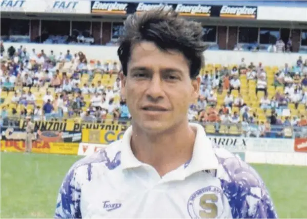  ?? LENTE MORADO ?? Edwin Salazar es oriundo de Río Frío de Sarapiquí; de ahí se originó el apodo con el que fue conocido en el fútbol.