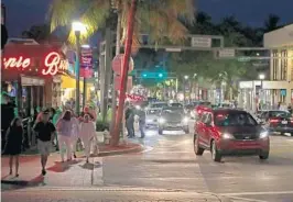  ?? JOHN MCCALL/SOUTH FLORIDA SUN SENTINEL ?? Owners of restaurant­s along bustling Atlantic Avenue in downtown Delray Beach complain they’ve seen some flagrant examples of panhandler­s taking food or drinks off patrons’ tables in outdoor seating areas.