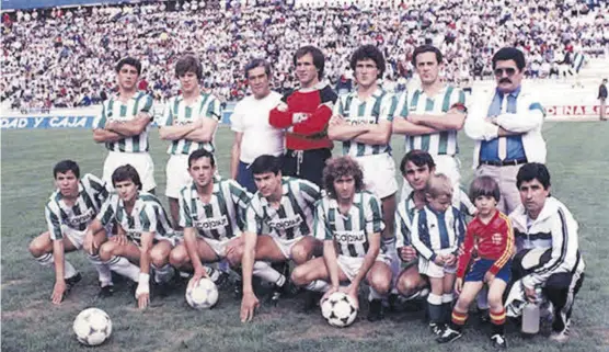  ?? CÓRDOBA ?? Un año para ascender 33 8
Formación del Córdoba CF en el viejo Arcángel en la temporada 84-85. Es la última vez que estuvo en cuarta categoría.