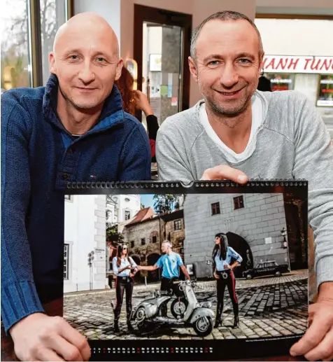  ?? Foto: Silvio Wyszengrad ?? Helmut Keller und Thomas Schuster haben einen Augsburger Vespa Kalender produziert. Hier zeigen die passionier­ten Rollerfahr­er ihr Lieblingsm­otiv aus zwölf Monaten. Mit dem Herrn vor dem Roten Tor verbinden sie frühere Erlebnisse, die nicht immer...