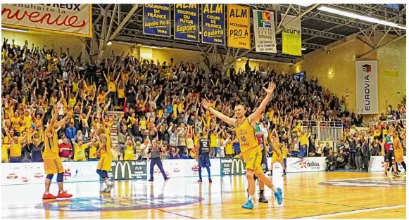  ??  ?? Le capitaine Guillaume Costentin et toute la salle Jean-Fourré peuvent exulter et lever les bras à l’unisson : l’ALM aterrassé Boulazac et file en finale de Pro B.