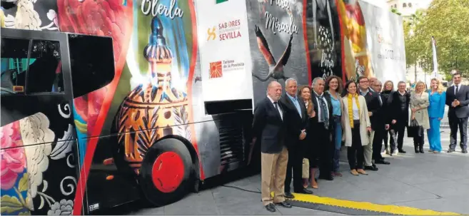  ?? D. S. ?? Foto de familia, junto al presidente de la Diputación de Sevilla, Fernando Rodríguez Villalobos, al lado del autobús promociona­l.