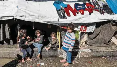  ?? Foto: AFP ?? Vertrieben­e Kinder in Rafah im südlichen Gaza-Streifen. 1,9 Millionen Menschen sind in dem Gebiet nahe der Grenze zu Ägypten zusammenge­pfercht.